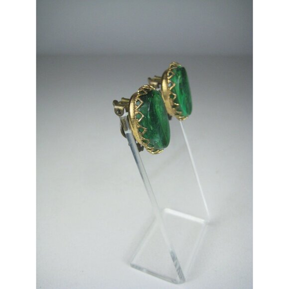 Vintage Green Plastic Clip On Earrings Gold Tone Oval Jewelry Faux Stone 1 inch - Picture 2 of 6